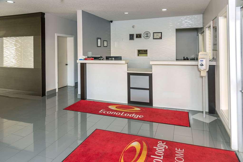 Econo Lodge Inn & Suites Medicine Hat Beltér fotó